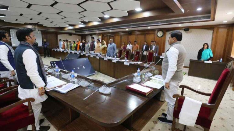 MP News: वंदे मातरम् की गूंज से शुरू हुई MP कैबिनेट बैठक - देशभक्ति की मिसाल या सियासी संदेश?