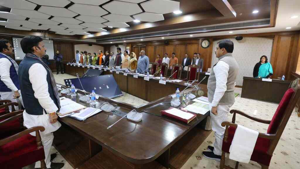 MP News: वंदे मातरम् की गूंज से शुरू हुई MP कैबिनेट बैठक - देशभक्ति की मिसाल या सियासी संदेश?