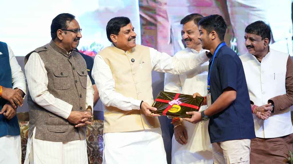 MP Free Laptop Yojana 2025: मध्य प्रदेश के छात्रों को मिले 25,000 रुपये, CM ने किया ट्रांसफर - ऐसे करें चेक