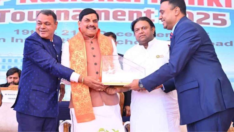 इंदौर में खिलाड़ियों के बीच पहुंचे CM मोहन यादव, 'पिकलबॉल' टूर्नामेंट में बढ़ाया उत्साह; जानें क्यों खास है यह खेल